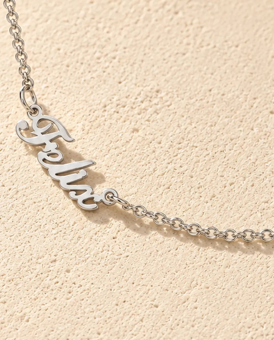Collar con Dos Nombres en Plata de Ley 925 - primer plano del nombre recortado