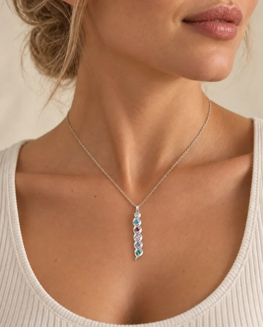 Collar con nombres en espiral - llevado por una modelo