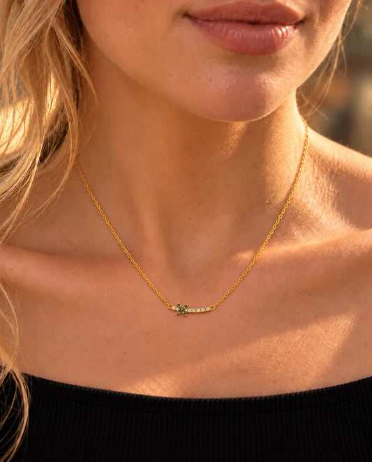 Collar Flor de Ágata Musgosa en Plata 925 Chapada en Oro - llevado por una modelo, primer plano en la clavícula