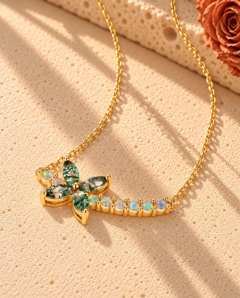 Collar Flor de Ágata Musgosa en Plata 925 Chapada en Oro - visto en ángulo sobre una superficie clara con textura