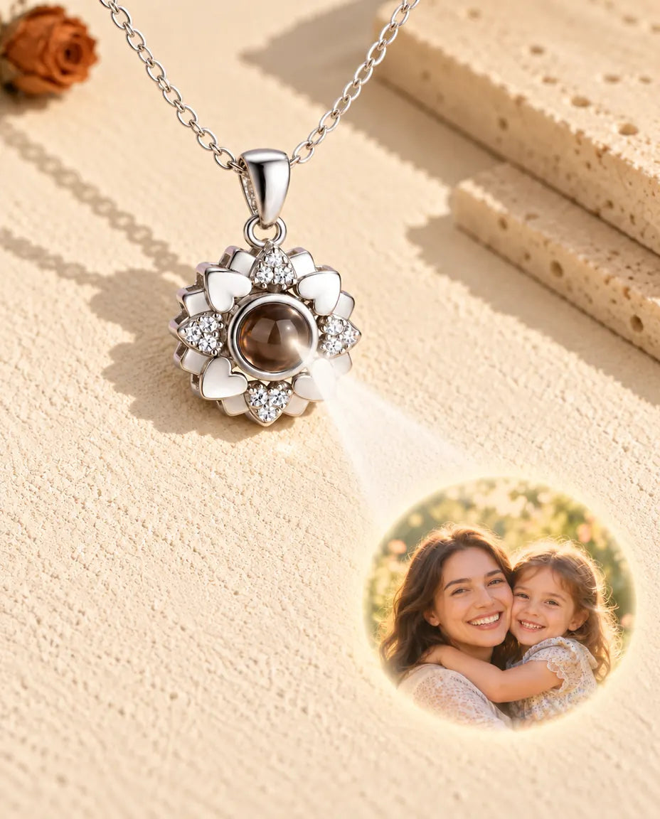 Collar de flor de corazones plateado cuya bola muestra una foto de madre e hija sobre yeso