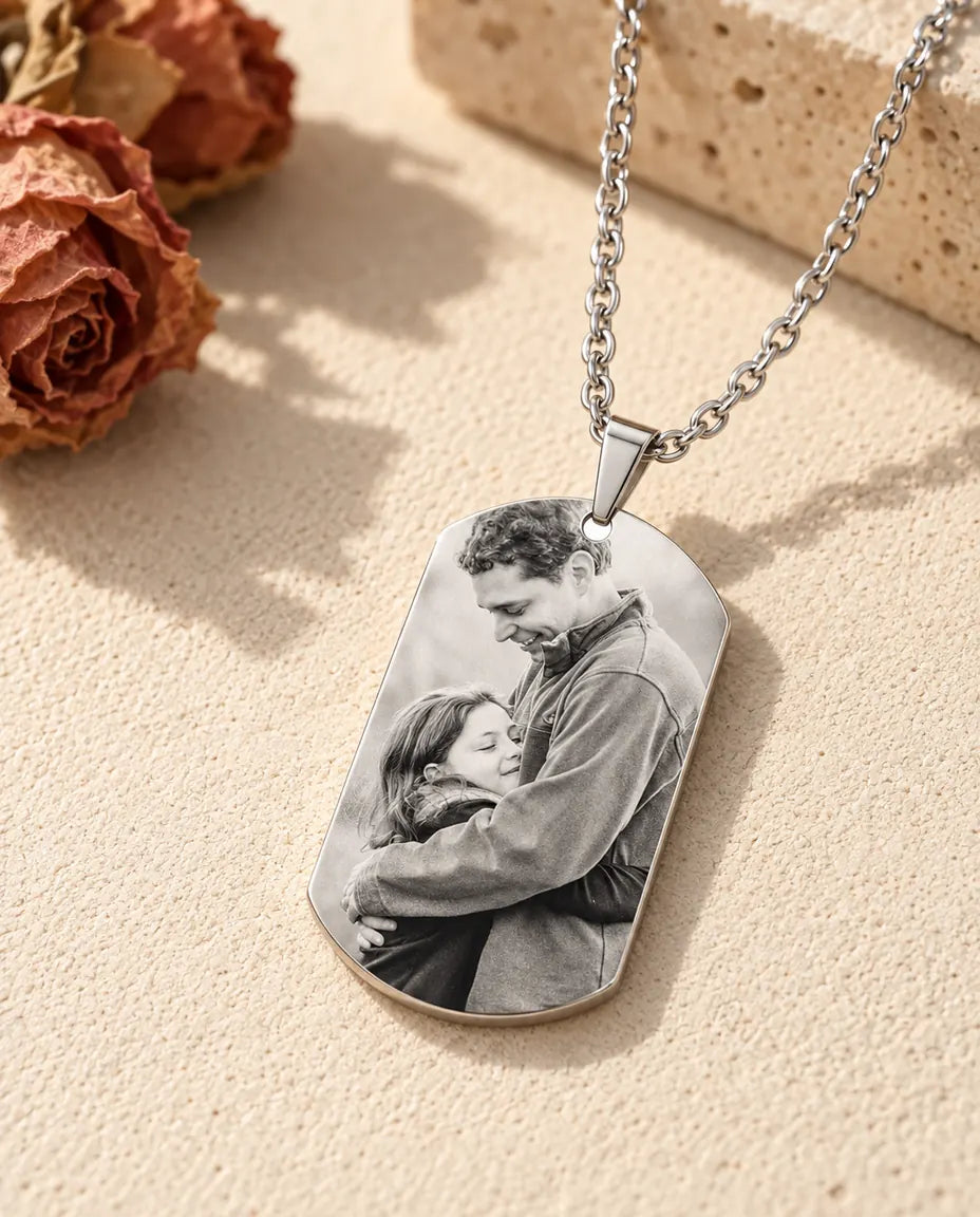 Collar con foto para papá de acero de titanio con foto de padre e hija grabada en blanco y negro