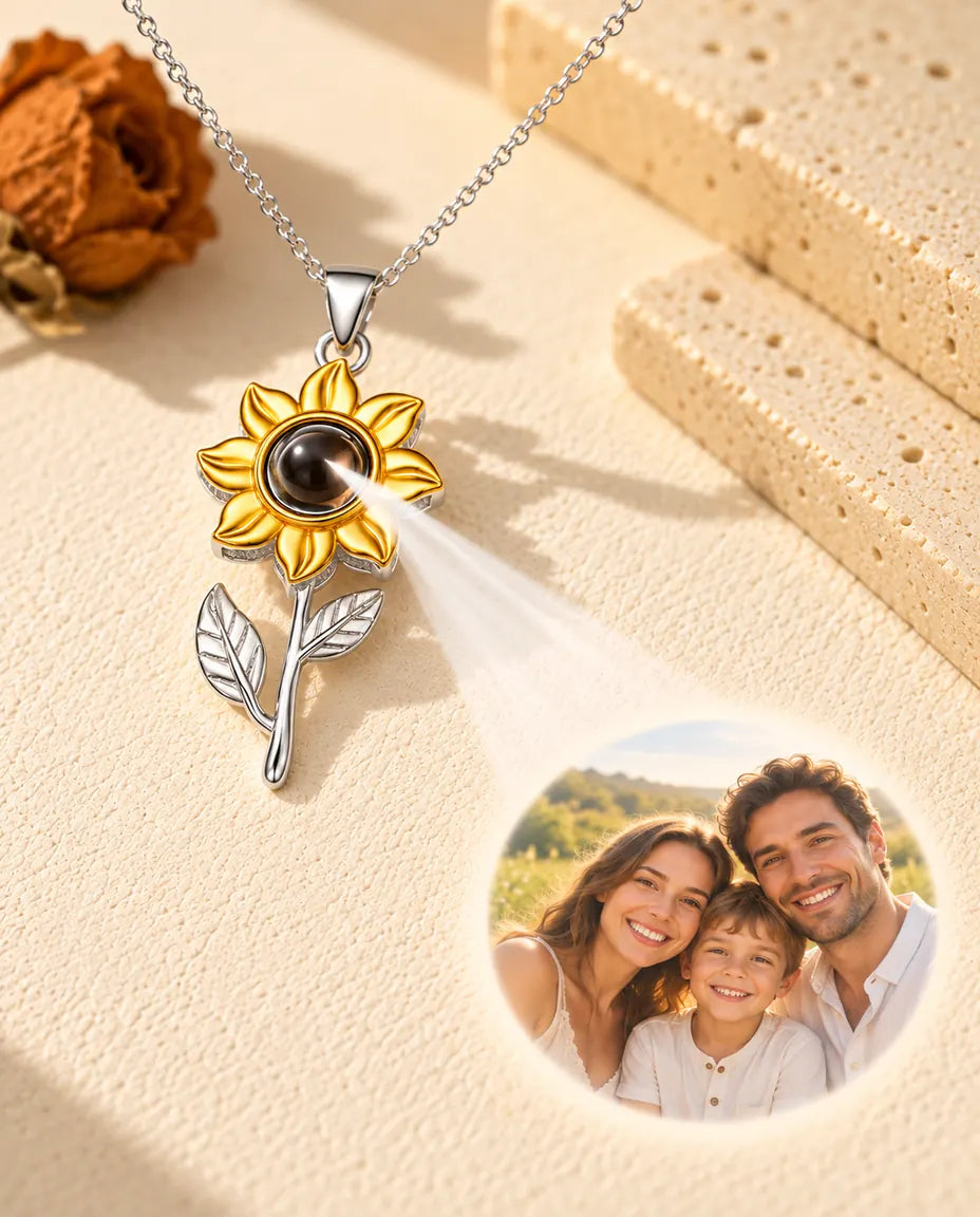 Collar de girasol cuya bola muestra una foto familiar sobre yeso color crema