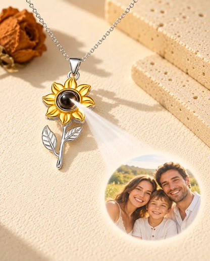 Collar de girasol cuya bola muestra una foto familiar sobre yeso color crema