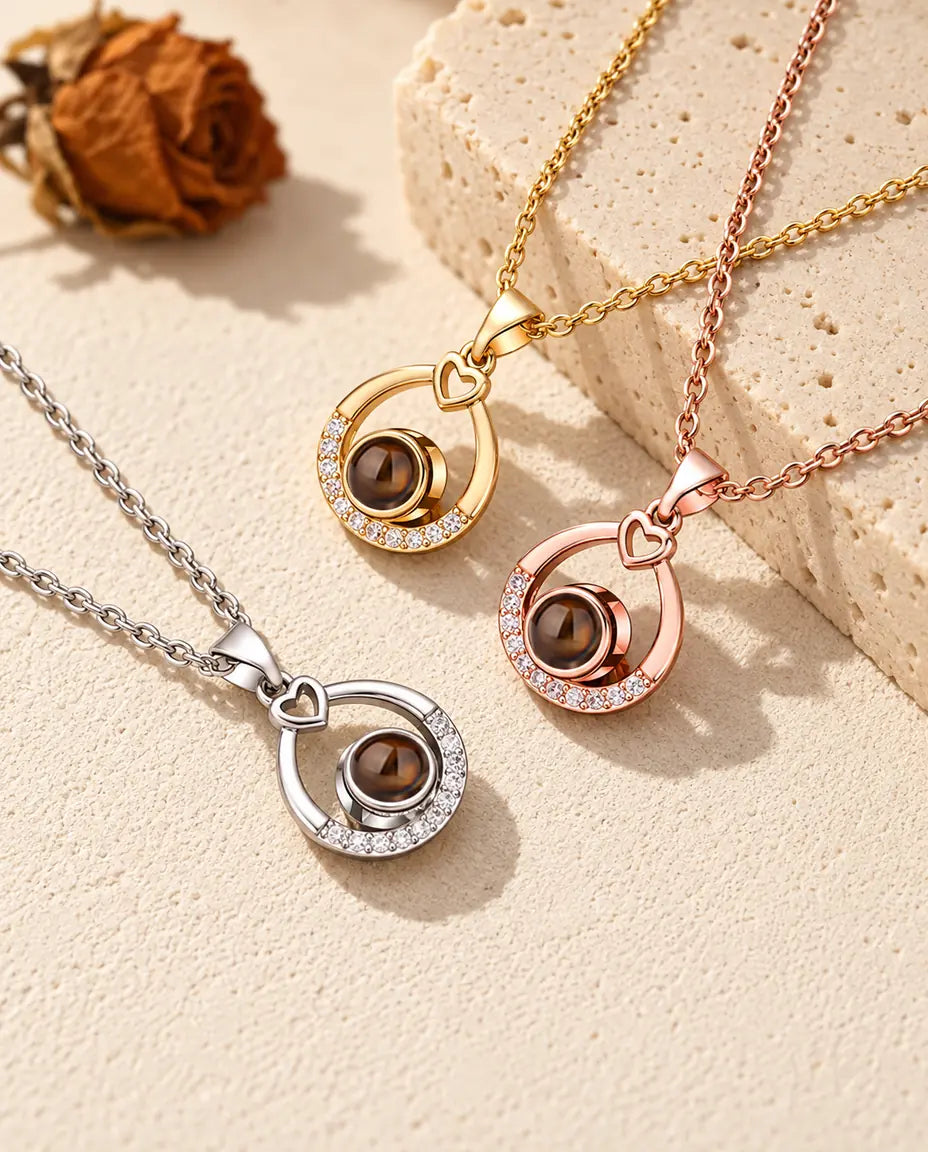 Collares de gota con foto dentro en plateado, dorado y color oro rosa sobre travertino