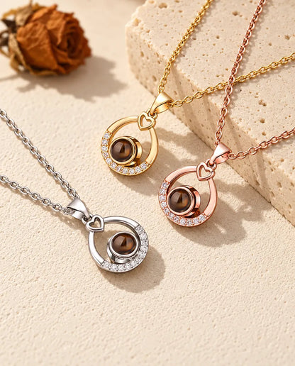 Collares de gota con foto dentro en plateado, dorado y color oro rosa sobre travertino