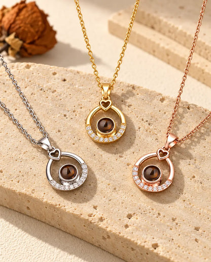 Colgantes de gota en plateado, dorado y color oro rosa, uno junto a otro