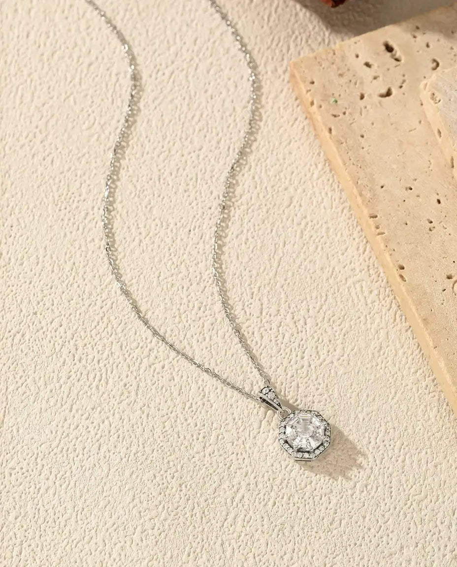 Collar Halo Octogonal - circonita de talla escalonada rodeada de pavé, cadena 40+5 cm, plata de ley 925