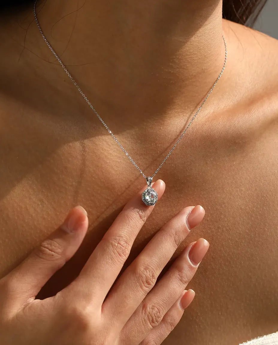 Collar Halo Octogonal - circonita de talla escalonada rodeada de pavé, cadena 40+5 cm, plata de ley 925
