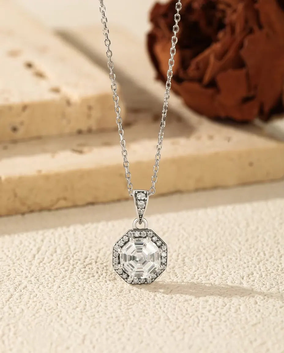 Collar Halo Octogonal - circonita de talla escalonada rodeada de pavé, cadena 40+5 cm, plata de ley 925