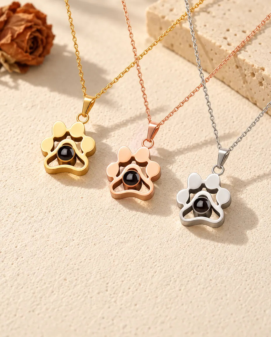 Collares de huella con foto dentro en dorado, color oro rosa y plata, colocados en fila