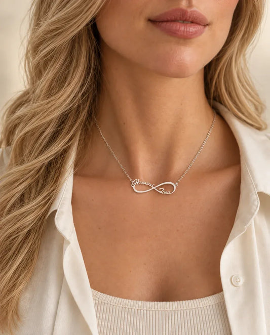 Collar con nombre infinito - llevado por una modelo