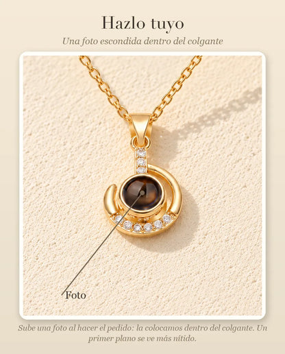 Guía de personalización que muestra dónde va tu foto dentro de la bola del collar de luna creciente