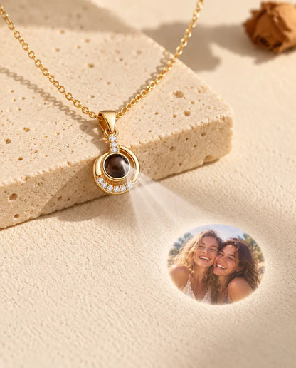 Collar de luna dorado que proyecta la foto de dos mejores amigas sobre yeso