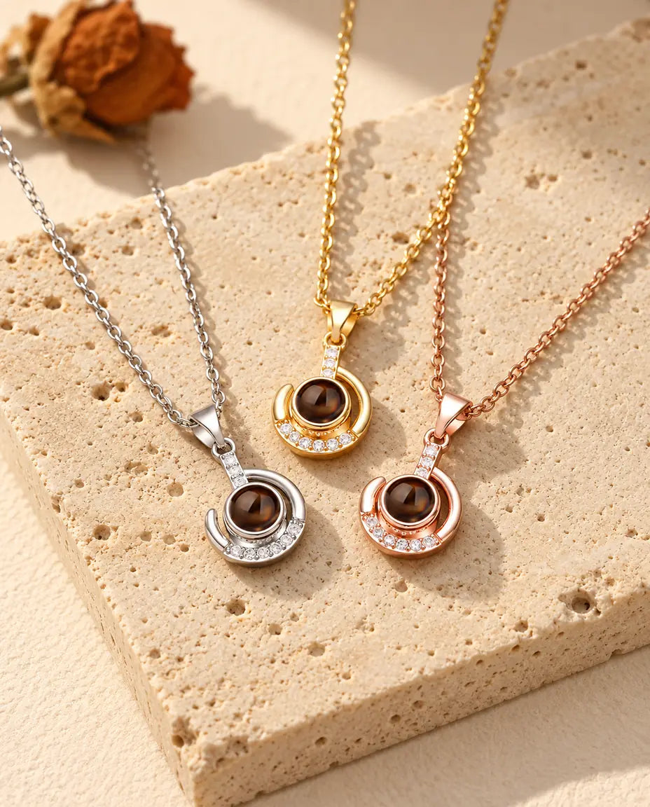 Collares de luna creciente con foto dentro en plateado, dorado y color oro rosa, uno junto a otro