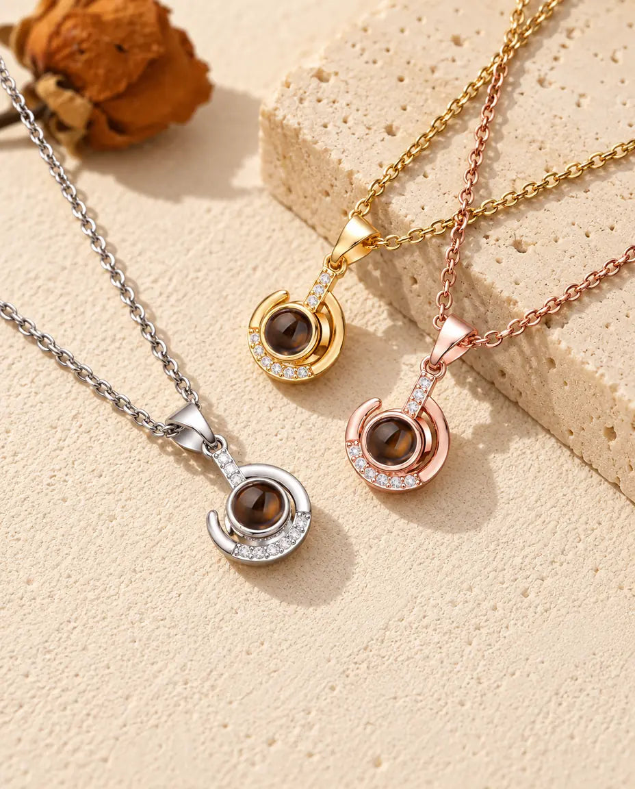 Colgantes de luna en espiral en plateado, dorado y color oro rosa sobre travertino