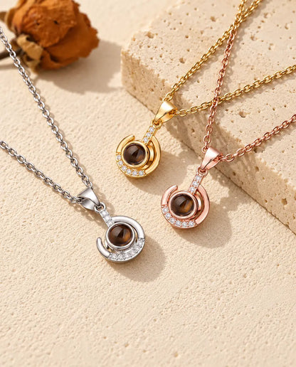 Colgantes de luna en espiral en plateado, dorado y color oro rosa sobre travertino
