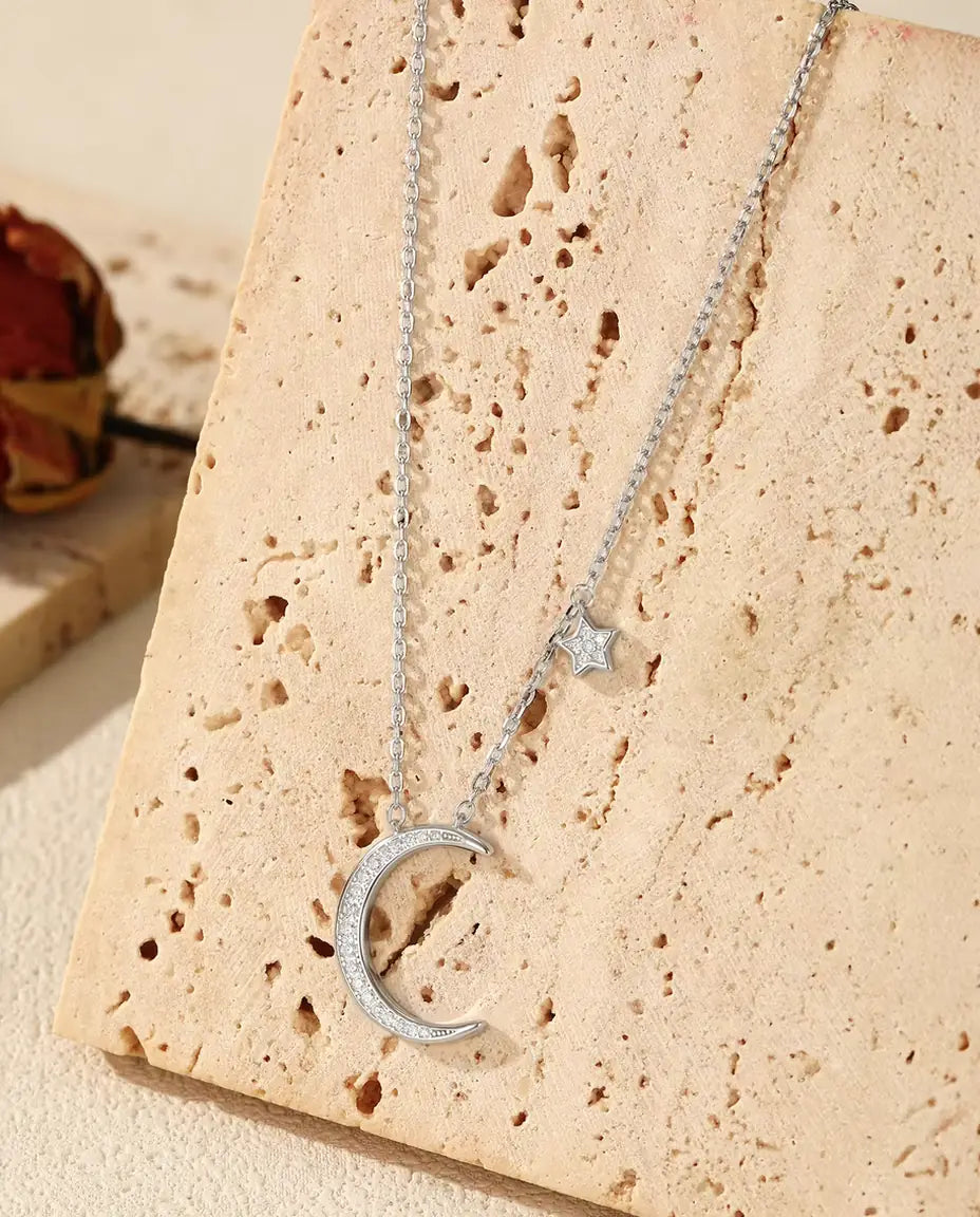Collar de Luna y Estrella en Plata 925 – Colgante de Media Luna con Pavé de Circonitas y Pequeño Dije de Estrella, Collar Celestial Regalo para Ella