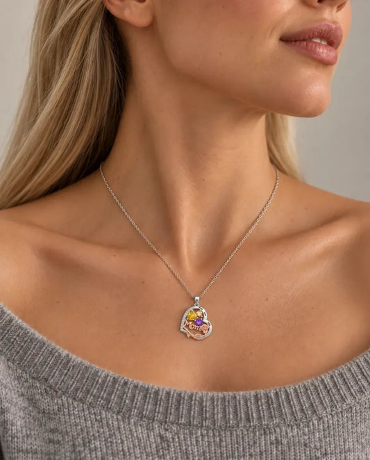 Collar para mamá con corazón y rosa - llevado por una modelo