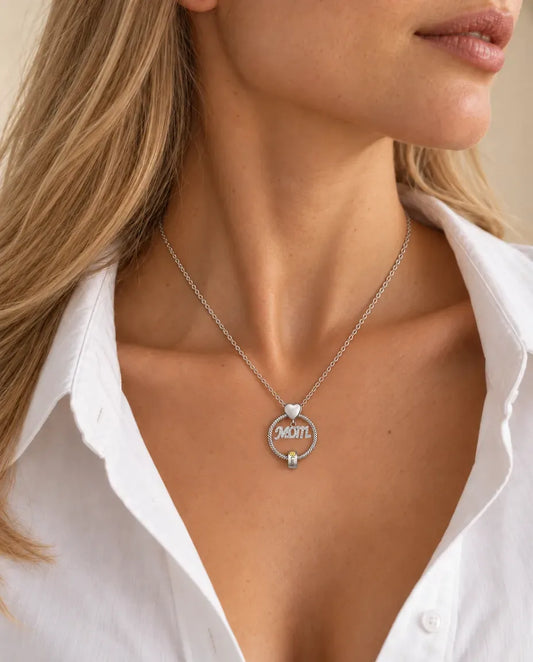 Collar para mamá con nombres grabados y piedras de nacimiento - llevado por una modelo