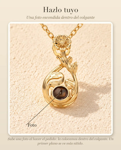 Guía de personalización que muestra dónde va tu foto dentro de la bola del collar de gota con flor