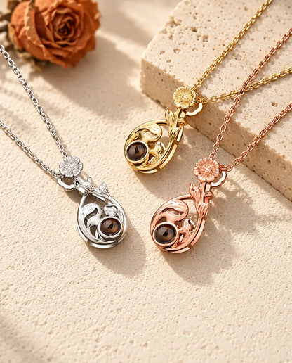 Colgantes de gota con margarita en plateado, dorado y color oro rosa sobre travertino