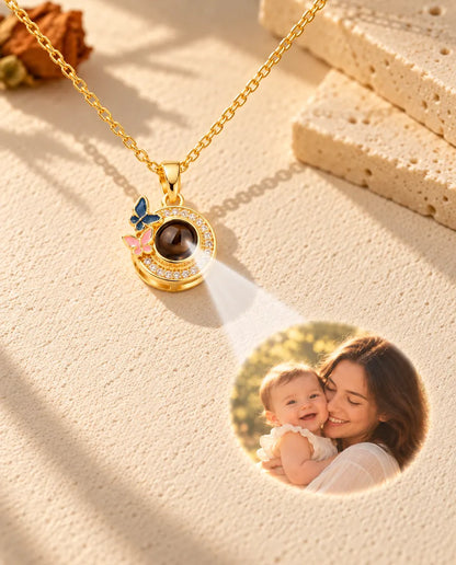 Luz que atraviesa la bola marrón del collar dorado de mariposas y muestra la foto de una madre con su bebé