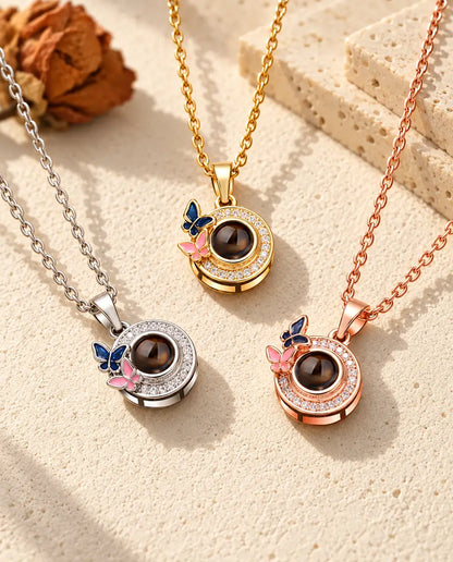 Collares redondos de mariposas y circonitas en plateado, dorado y color oro rosa