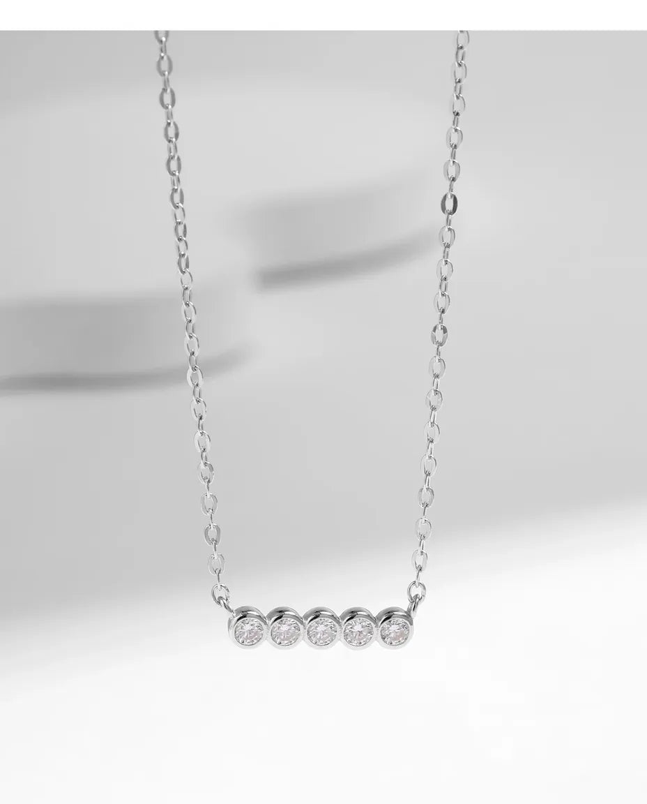 Collar de Moissanita de Barra – cinco piedras color D en bisel sobre barra curva, plata de ley 925