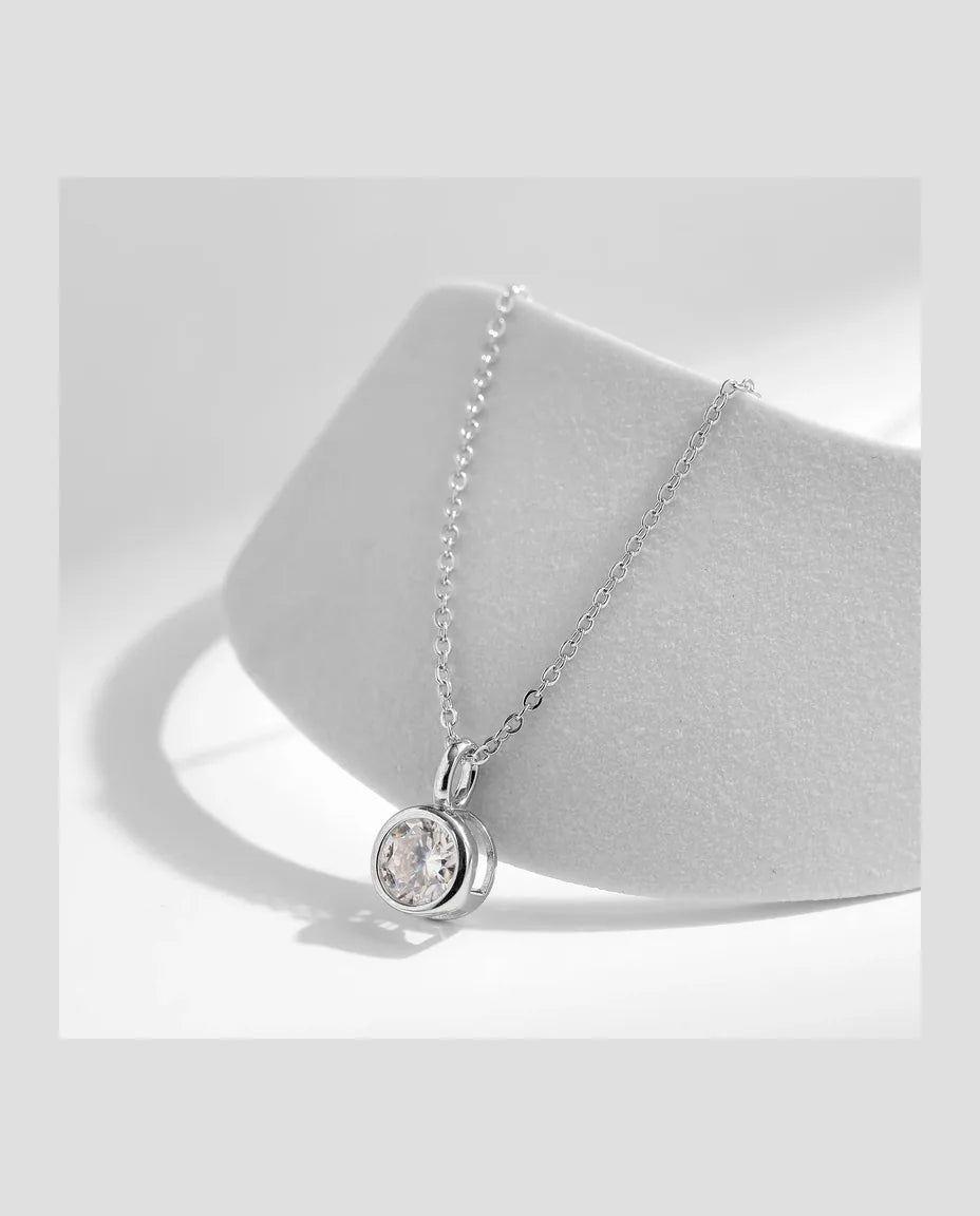 Collar de Moissanita en Bisel – 1 ct color D VVS1 de 6,5 mm en plata de ley 925, cadena de 40+5 cm
