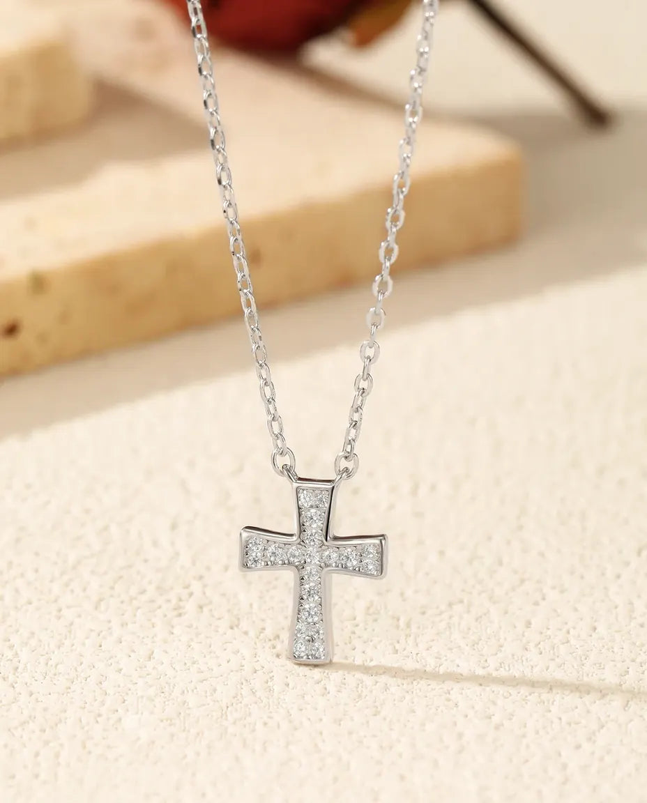 Collar de Moissanita Cruz Fina – ocho piedras color D VVS1 en pavé, cruz de 10 x 12 mm en plata de ley 925