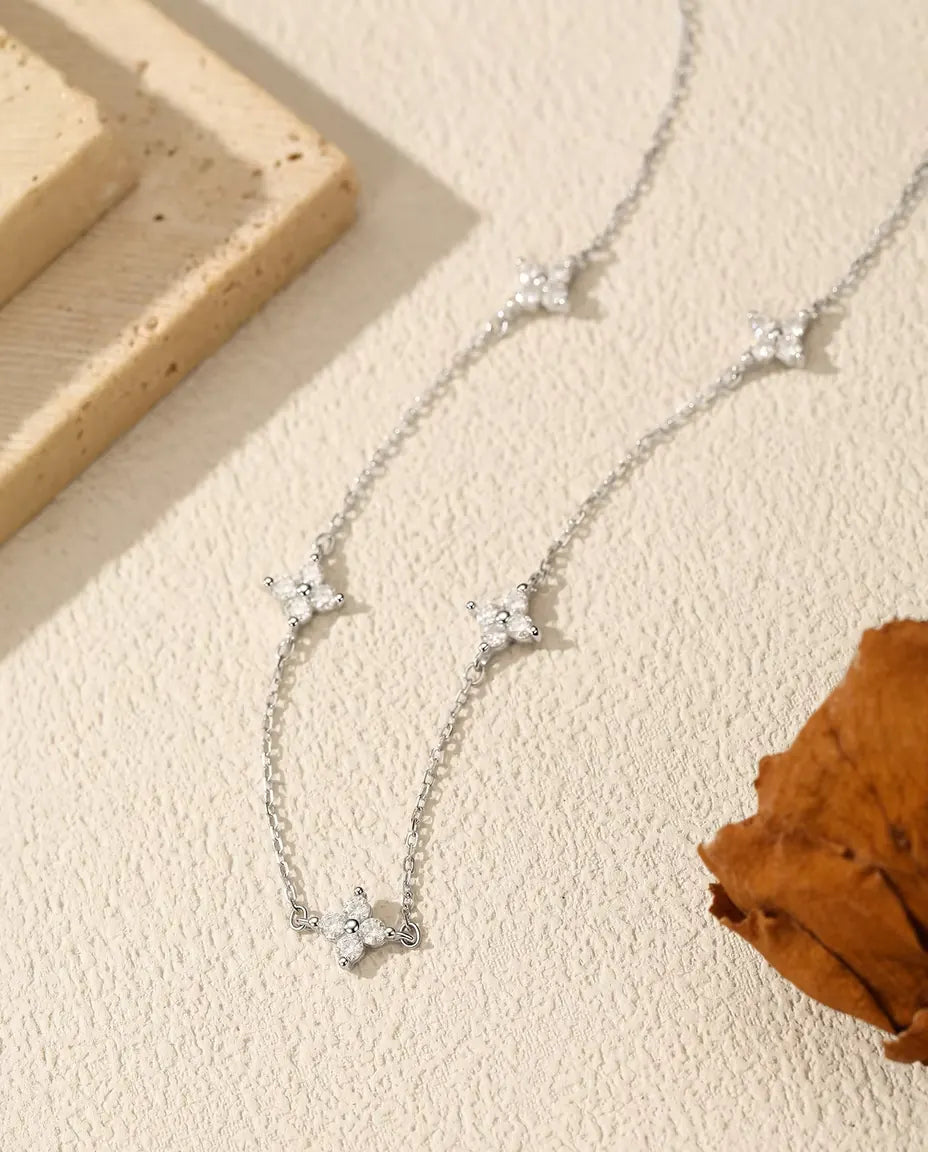 Collar de moissanita con estaciones de trébol - cinco flores de 20 piedras en plata 925, cadena 40 cm más 5 cm