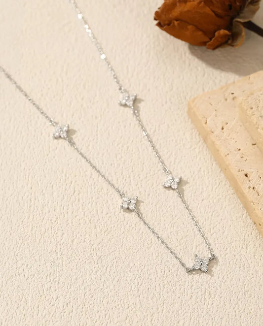 Collar de moissanita con estaciones de trébol - cinco flores de 20 piedras en plata 925, cadena 40 cm más 5 cm