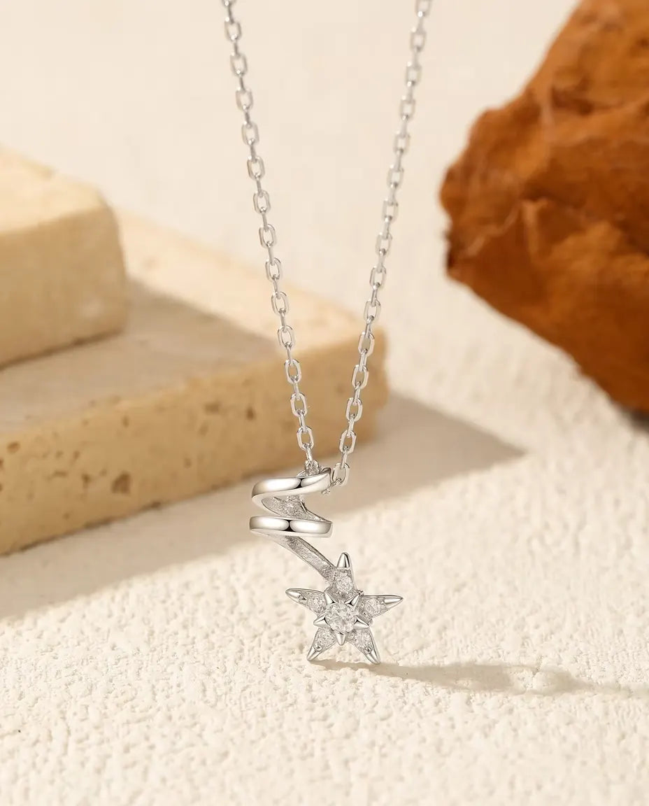 Collar de Moissanita con Estrella - piedra central de 2 mm, cinco acentos en pavé y eslabón espiral, plata 925