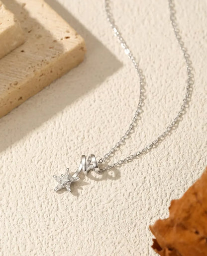 Collar de Moissanita con Estrella - piedra central de 2 mm, cinco acentos en pavé y eslabón espiral, plata 925