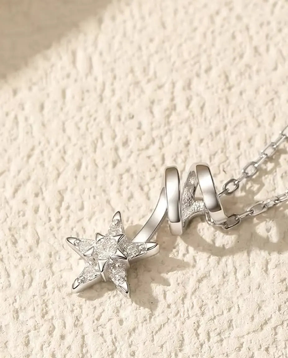 Collar de Moissanita con Estrella - piedra central de 2 mm, cinco acentos en pavé y eslabón espiral, plata 925