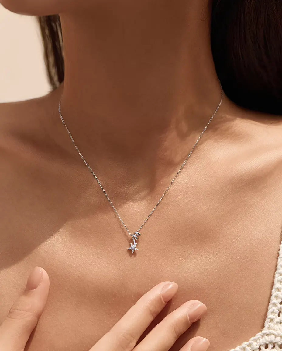 Collar de Moissanita con Estrella - piedra central de 2 mm, cinco acentos en pavé y eslabón espiral, plata 925