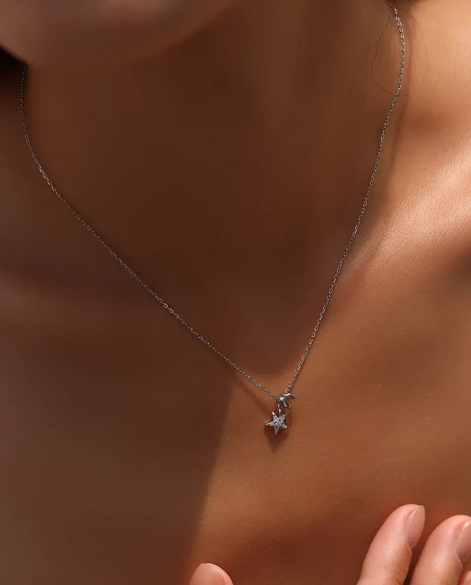 Collar de Moissanita con Estrella - piedra central de 2 mm, cinco acentos en pavé y eslabón espiral, plata 925
