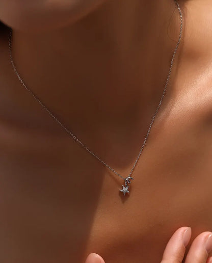 Collar de Moissanita con Estrella - piedra central de 2 mm, cinco acentos en pavé y eslabón espiral, plata 925