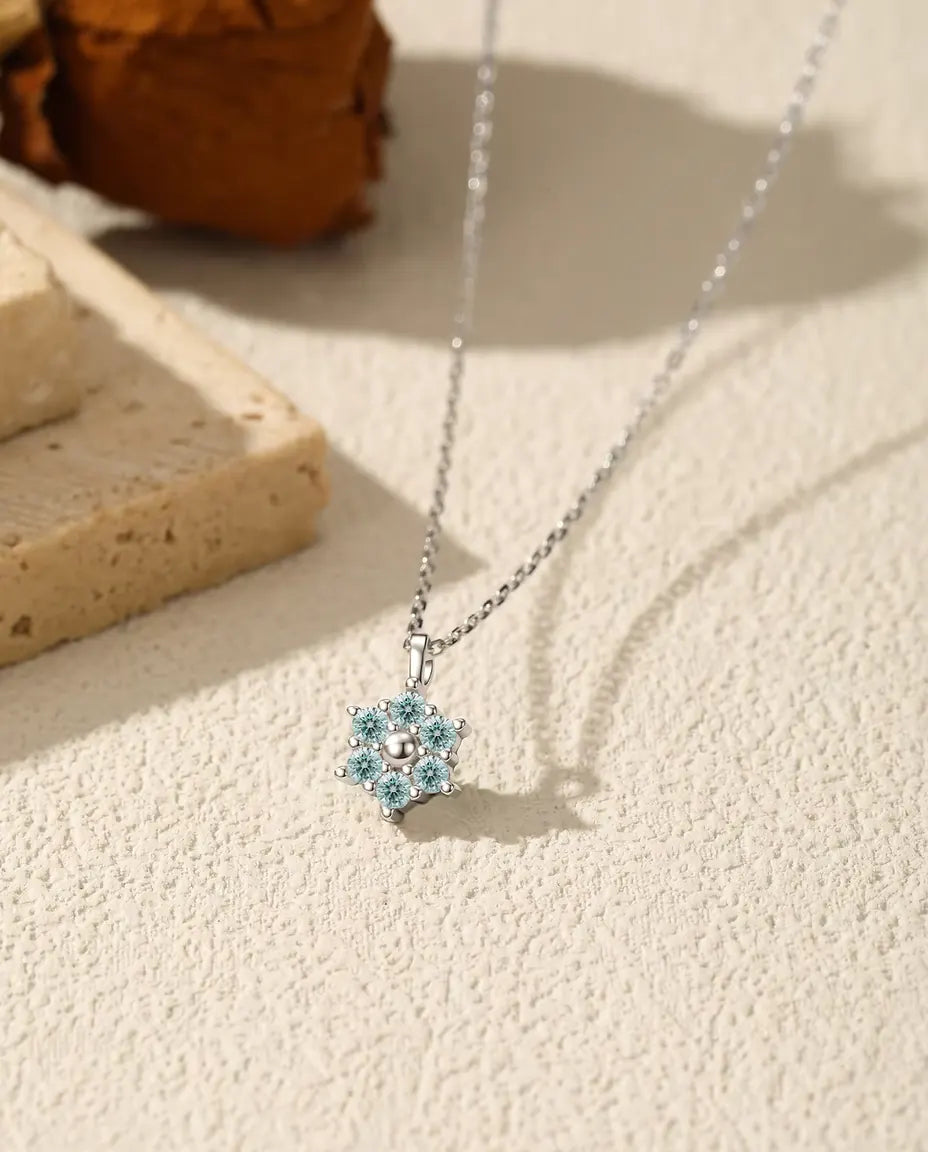 Collar de Moissanita Flor Azul Aqua - seis piedras de 2 mm alrededor de una bola de plata pulida, plata 925