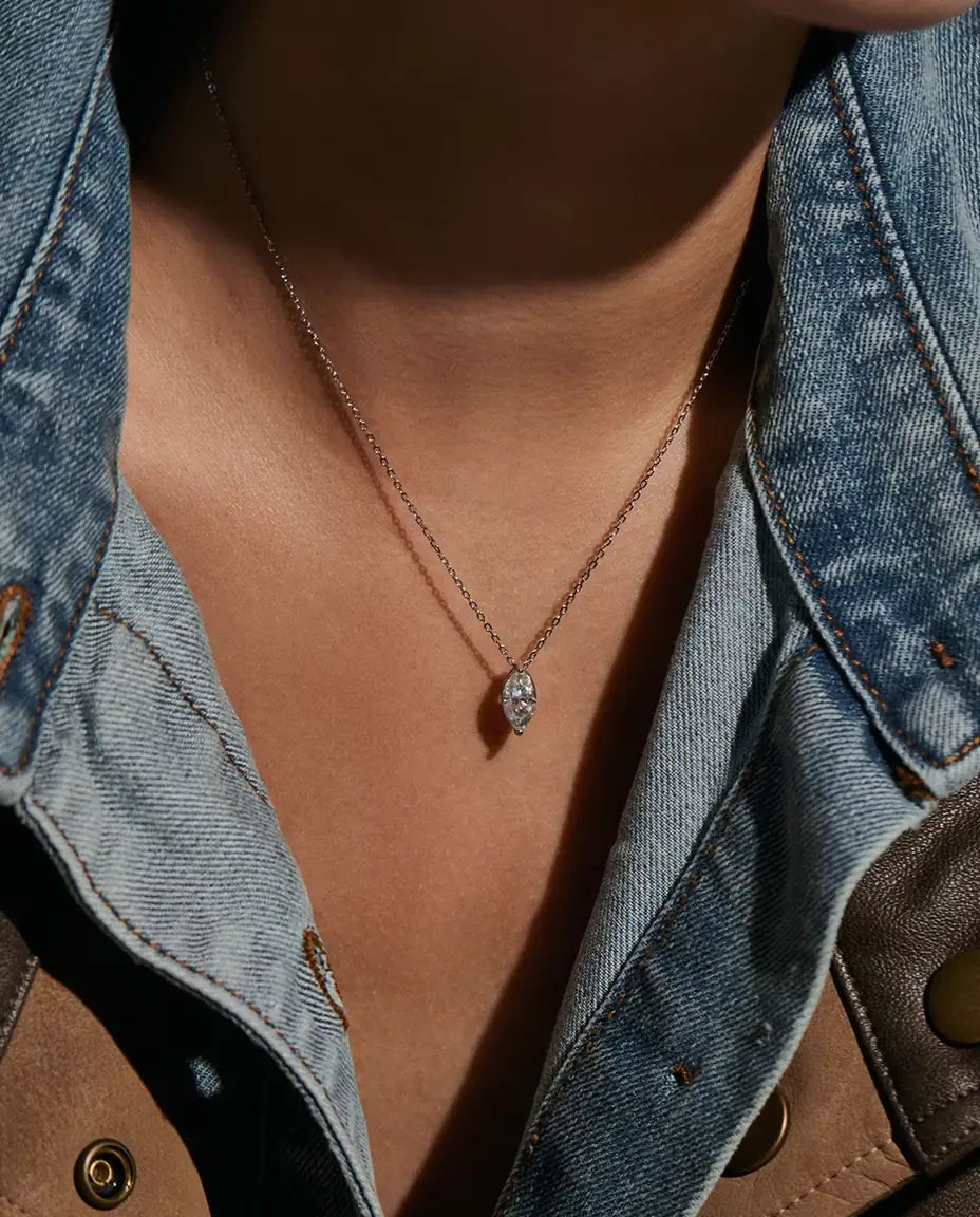Collar de Moissanita Marquesa 1 ct en Plata 925 - llevado por una modelo, primer plano en la clavícula