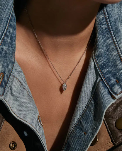 Collar de Moissanita Marquesa 1 ct en Plata 925 - llevado por una modelo, primer plano en la clavícula