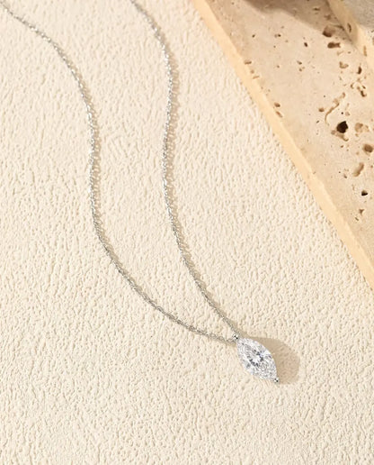 Collar de Moissanita Marquesa 1 ct en Plata 925 - en una curva suave sobre una superficie clara con textura