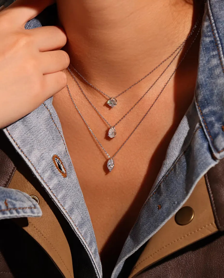 Collar de Moissanita Marquesa 1 ct en Plata 925 - llevado por una modelo, combinado con otros collares