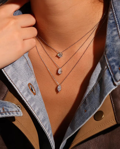 Collar de Moissanita Marquesa 1 ct en Plata 925 - llevado por una modelo, combinado con otros collares