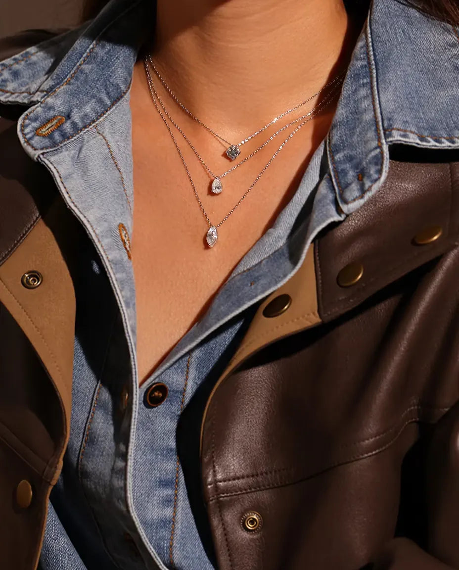 Collar de Moissanita Marquesa 1 ct en Plata 925 - llevado por una modelo, plano más amplio