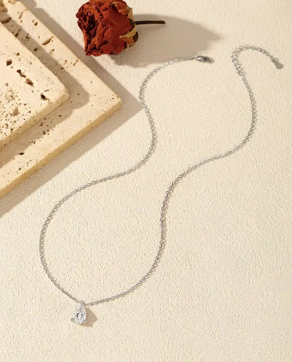 Collar de Moissanita Pera 1 ct en Plata 925 - extendido con la cadena completa, el cierre y el alargador