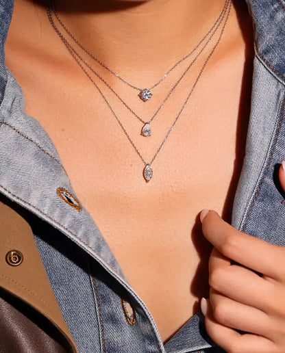 Collar de Moissanita Pera 1 ct en Plata 925 - llevado por una modelo, combinado con otros collares