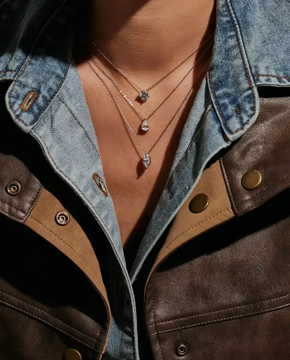 Collar de Moissanita Pera 1 ct en Plata 925 - llevado por una modelo, plano más amplio