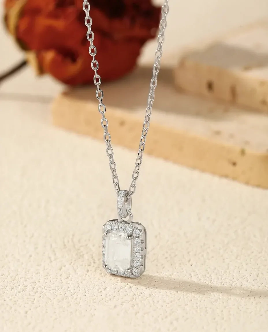 Collar de Moissanita Talla Esmeralda – 1 ct color D VVS1 con halo en pavé, plata de ley 925